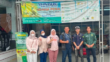 Empat Mahasiswa Prodi Teknik Industri Penelitian di Bank Sampah Graha Pena