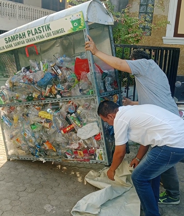 Perdana Jemput Sampah Plastik di Kompleks Sekolah LDII oleh Tim Bank Sampah Graha Pena