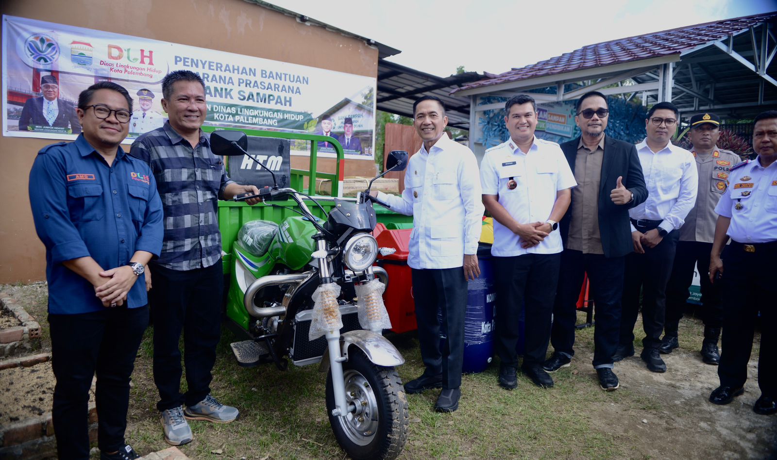 Manajer Bank Sampah Graha Pena Terima Bantuan Secara Simbolis dari Wako Palembang
