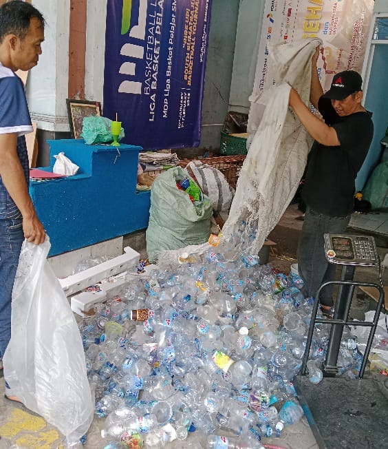 Rutinitas Sabtu Pagi Pilah Sampah